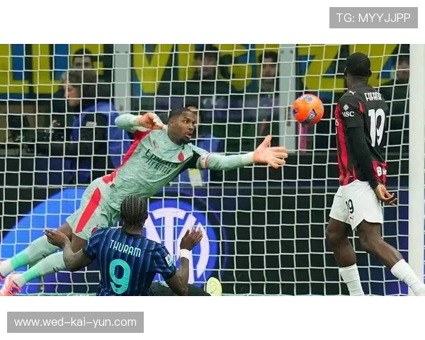 AC米兰反击速度惊人，莱奥贴地射进球门